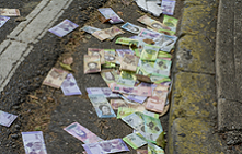 委内瑞拉加拉加斯街头遍地钞票