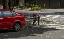 民众在委内瑞拉加拉加斯街头捡钞票。